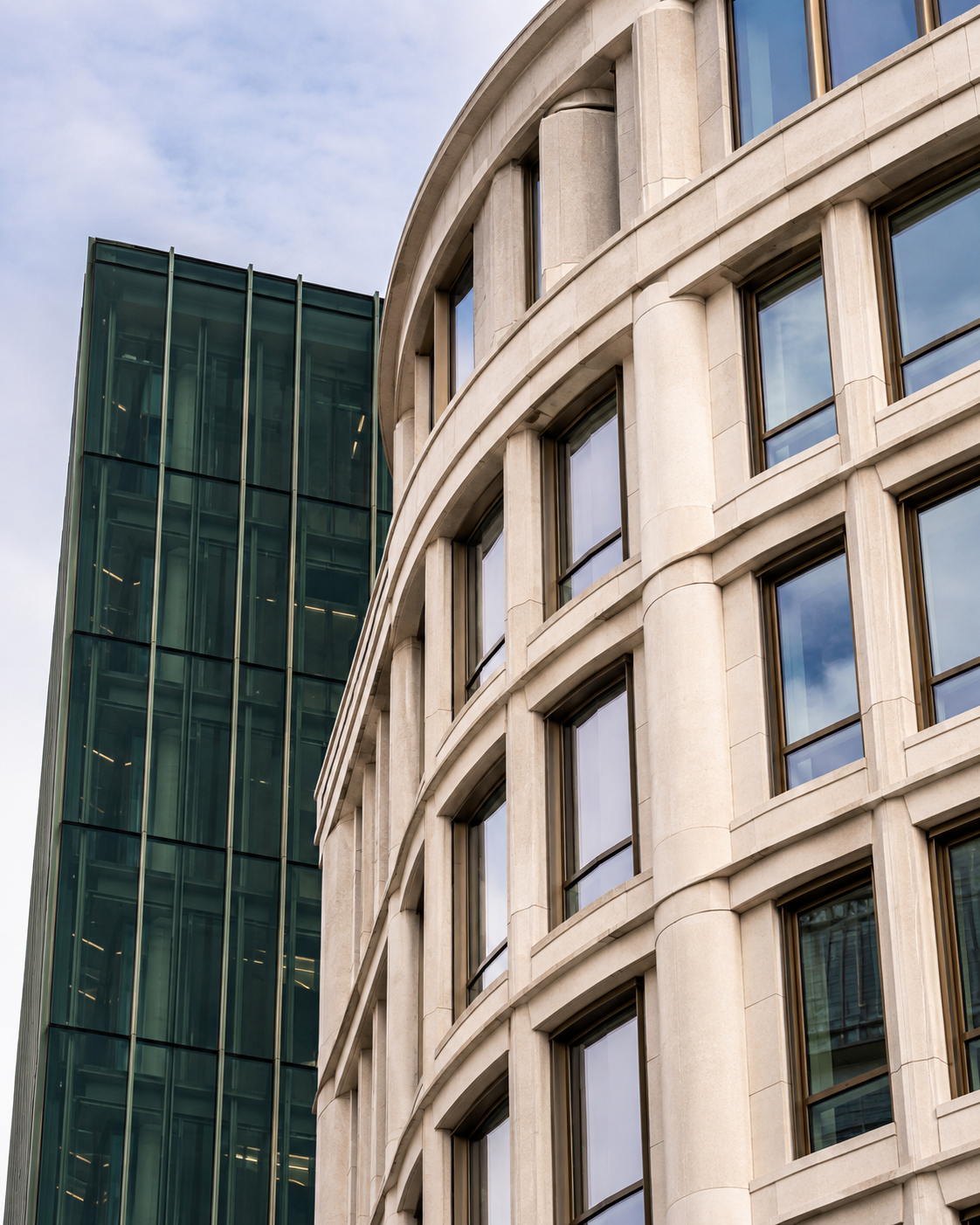 Illustration photographique : façades contemporaines de verre et de pierre, vues en contre-plongée.